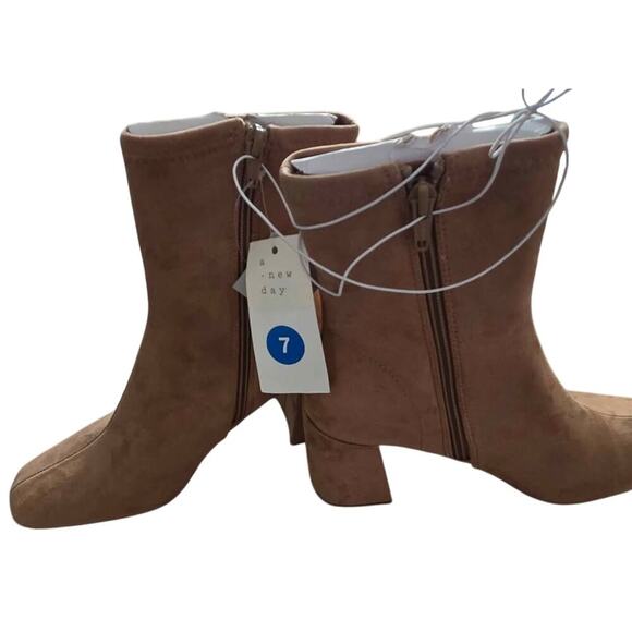 A NEW DAY Tan Suede Block Heel Boots Size 7 NWT - Picture 1 of 5